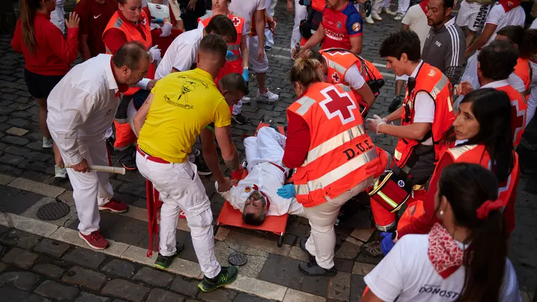 Octavo encierro de las fiestas de San Ferm&iacute;n 2023 desde la contra curva de Mercaderes con toros de Miura. IRANZU LARRASOA&Ntilde;A