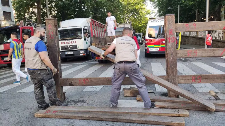 Retirada del vallado de los Sanfermines de 2023 a cargo de los trabajadores de la carpinter&iacute;a Hermanos Aldaz. JIDQ