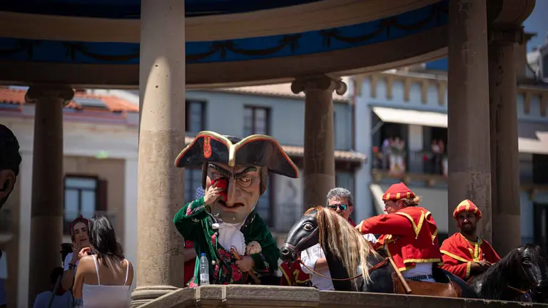 La Comparsa se despide balilando en la Plaza del Castillo.. Maite H. Mateo-5