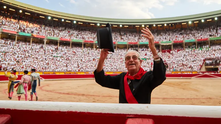 Damián Sánchez, alcalde de Sol, se despide de Pamplona durante la octava corrida de la Feria del Toro de San Fermín 2023 en la plaza del toros de Pamplona con toros de la ganadería de Miura para los diestros Rubén Pinar, Juan Leal y Jesús Enrique Colombo. IÑIGO ALZUGARAY