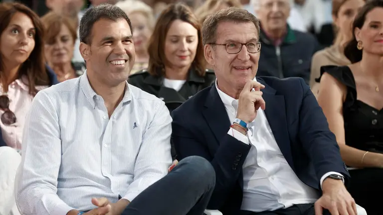 El candidato a la presidencia del Gobierno, Alberto Nu&ntilde;ez Feijoo (d), acompa&ntilde;ado por el presidente del PP en Navarra, Javier Garc&iacute;a, durante el acto electoral que los populares han celebrado hoy s&aacute;bado en Pamplona. EFE / Jes&uacute;s Diges.