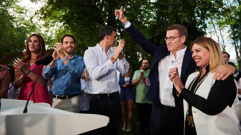 El presidente del Partido Popular y candidato a la Presidencia del Gobierno de Espa&ntilde;a, Alberto N&uacute;&ntilde;ez Feij&oacute;o (2d), y el presidente del PP de Navarra, Javier Garc&iacute;a (c), durante un acto de campa&ntilde;a electoral en el parque de la Media Luna, a 15 de julio de 2023, en Pamplona, Navarra (Espa&ntilde;a). Este es el tercer mitin en el que participa el l&iacute;der de los populares hoy, y se enmarca dentro de los actos del Partido Popular celebrados de cara a las pr&oacute;ximas elecciones generales del 23 de julio.