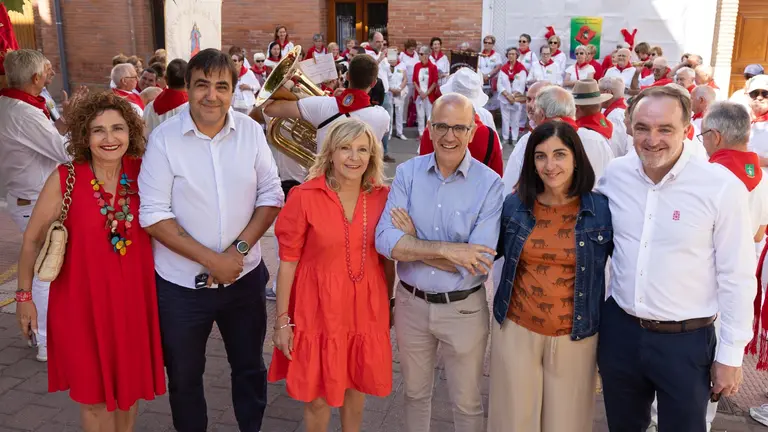 Catal&aacute;n, que ha estado acompa&ntilde;ado por otros miembros de la candidatura de UPN y
por el presidente, Javier Esparza, y la secretaria general, Yolanda Ib&aacute;&ntilde;ez, en Azagra,
a donde se ha desplazado para asistir a la concentraci&oacute;n de auroros. CEDIDA
