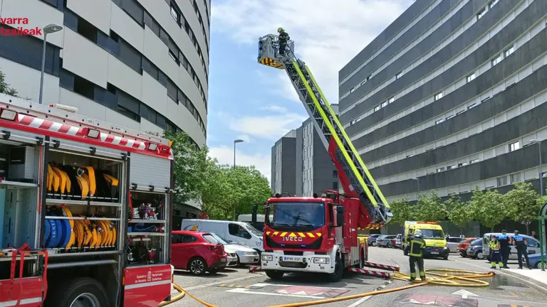 Los bomberos trabajando en el lugar del incendio. BOMBEROS DE NAVARRA