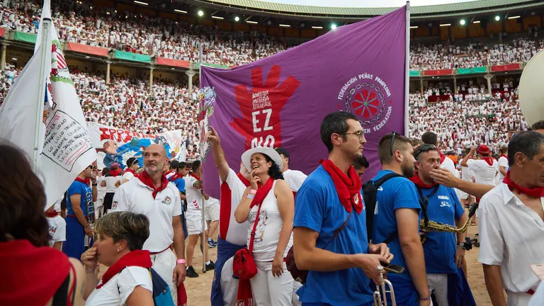 Despedida de las pe&ntilde;as en la Plaza de Toros de Pamplona en el &uacute;ltimo d&iacute;a de las fiestas de San Ferm&iacute;n de 2023. I&Ntilde;IGO ALZUGARAY