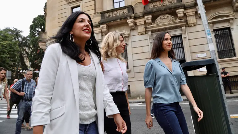 La vicepresidenta segunda del Gobierno y MInistra de de Trabajo y Econom&iacute;a Social, Yolanda D&iacute;az, pasea por las calles de Pamplona junto a la tambi&eacute;n ministra navarra, Ione Belarra y la candidata de Sumar por Navarra,  Idoia Villanueva. &Iacute;&Ntilde;IGO ALZUGARAY