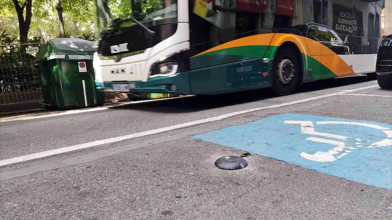 Sensor en una plaza de estacionamiento reservada para personas con movilidad reducida. JIDQ