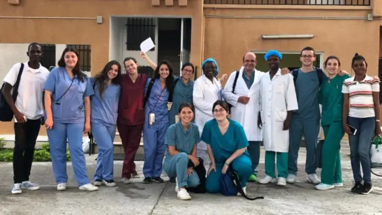 El equipo de la Universidad de Navarra con personal del Hospital de Monkole.