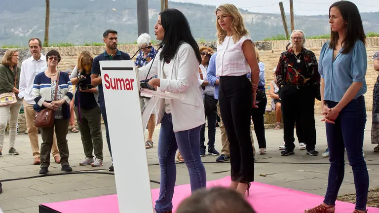 La Vicepresidenta segunda del Gobierno de Espa&ntilde;a y candidata de Sumar a la Presidencia en las pr&oacute;ximas elecciones generales del 23-J, Yolanda D&iacute;az, ha recorrido las calles de Pamplona y participado en un mitin,  acompa&ntilde;ada por la l&iacute;der de Podemos, ministra y hasta ahora diputada por Navarra Ione Belarra y la cabeza de lista al Congreso de Sumar por la Comunidad foral, la eurodiputada Idoia Villanueva. I&Ntilde;IGO ALZUGARAY