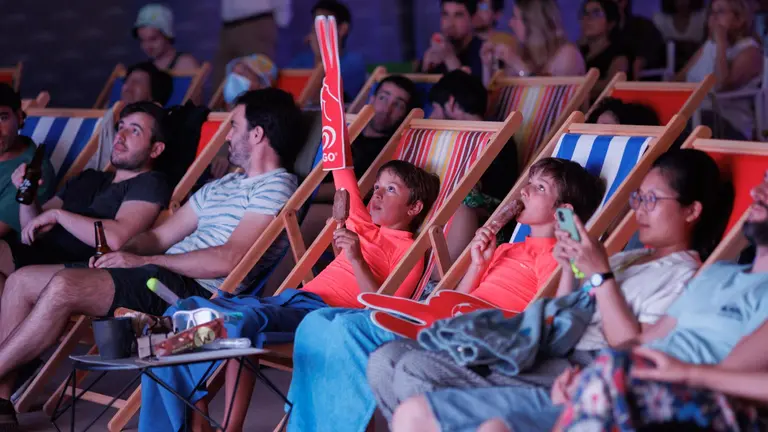 Éxito se público en la primera sesión de cine en la playa de Baluarte en Pamplona. CEDIDA (18)