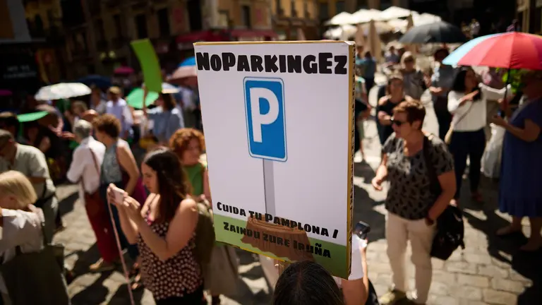 Vecinos, comerciantes y hosteleros del Segundo Ensanche se concentran contra el aparcamiento de la calle Sang&uuml;esa. PABLO LASAOSA