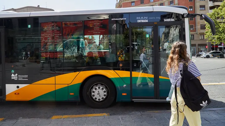 Parada de villavesa en la Plaza de Merindades de Pamplona. IÑIGO ALZUGARAY