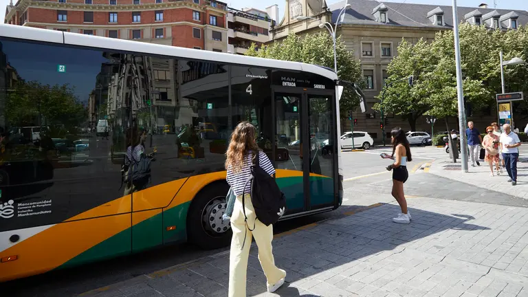 Parada de villavesa en la Plaza de Merindades de Pamplona. IÑIGO ALZUGARAY