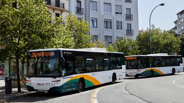Parada de villavesa en la Plaza de Merindades de Pamplona. IÑIGO ALZUGARAY