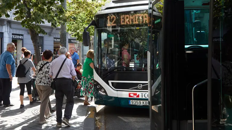Parada de villavesa en la Plaza de Merindades de Pamplona. I&Ntilde;IGO ALZUGARAY