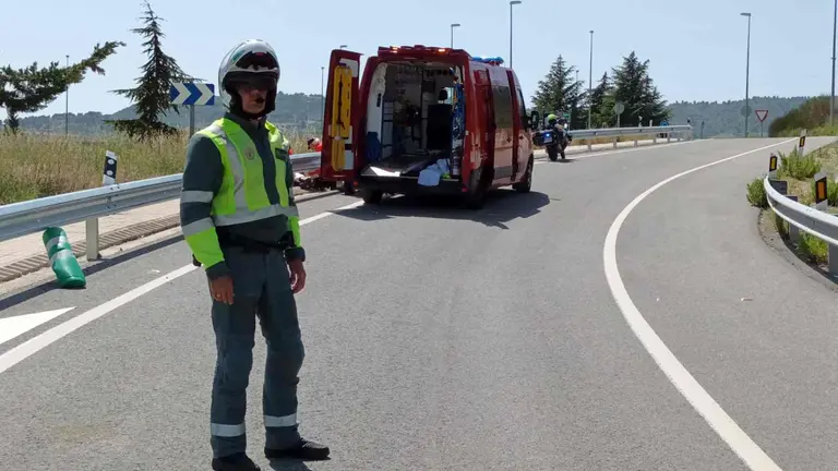 Un agente de la Guardia Civil atiende el accidente de moto. GUARDIA CIVIL DE NAVARRA