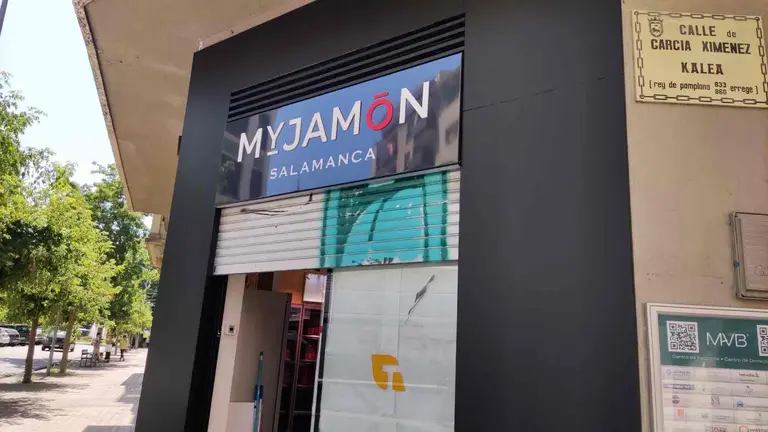 Establecimiento My Jam&oacute;n, en la esquina de la calle Garc&iacute;a Xim&eacute;nez con Sancho el mayor, en el centro de Pamplona. JIDQ