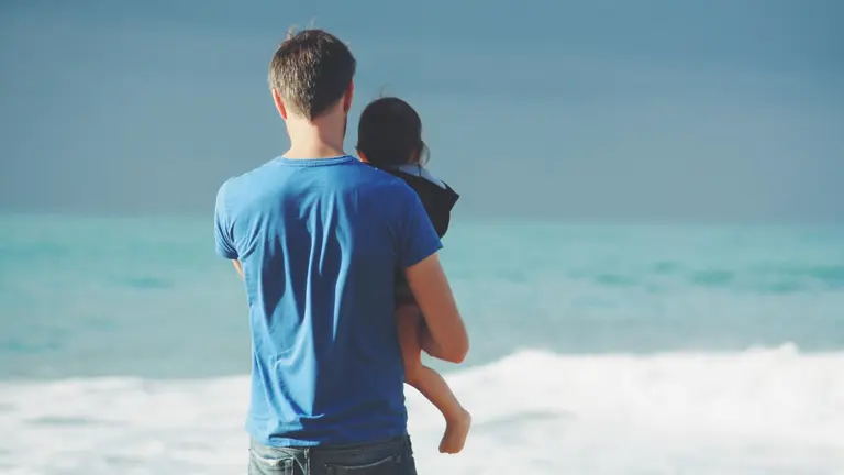 Un padre sujeta en brazos a su hijo peque&ntilde;o. ARCHIVO