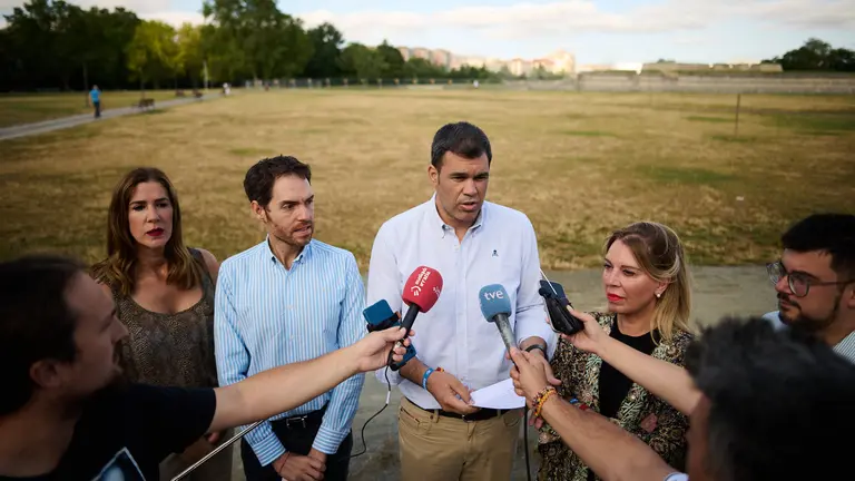 Los candidatos del PPN Sergio Sayas y Amelia Salanueva atienden a los medios de comunicaci&oacute;n acompa&ntilde;ados del presidente del PP de Navarra, Javier Garc&iacute;a. PABLO LASAOSA