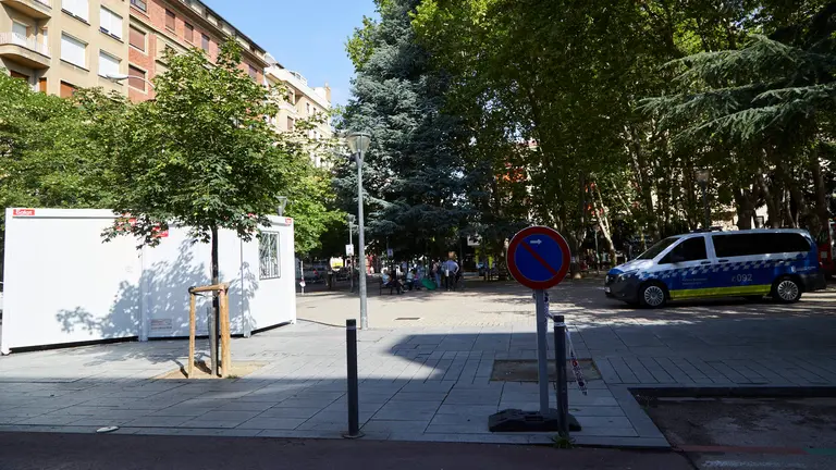 Inicio de los preparativos para las obras del parking de la Plaza de la Cruz de Pamplona a pesar de la oposici&oacute;n y protesta vecinal al proyecto. I&Ntilde;IGO ALZUGARAY