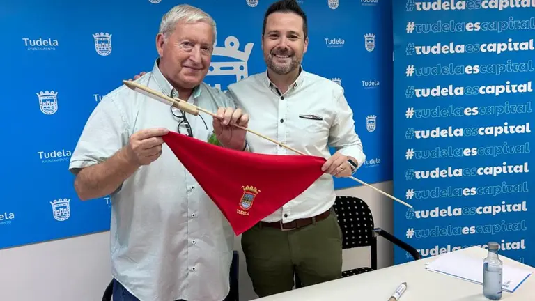 Jes&uacute;s Marquina lanzar&aacute; el cohete de fiestas de Tudela de 2023. En la imagen, en compa&ntilde;&iacute;a de Alejandro Toquero, alcalde de Tudela de UPN que lo ha anunciado este jueves.