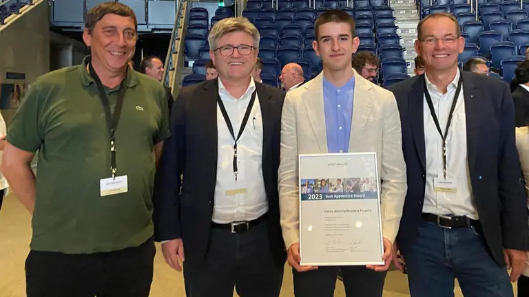 De izquierda a derecha, Kai Feuerherdt, director de Recursos Humanos de Volkswagen Navarra; Arne Meiswinkel, miembro del comit&eacute; ejecutivo de la marca Volkswagen para Recursos Humanos; Lucas Almirantearena; y Christian Vollmer, miembro del comit&eacute; ejecutivo de la marca Volkswagen para Producci&oacute;n y Log&iacute;stica y presidente del consejo de administraci&oacute;n de Volkswagen Navarra.