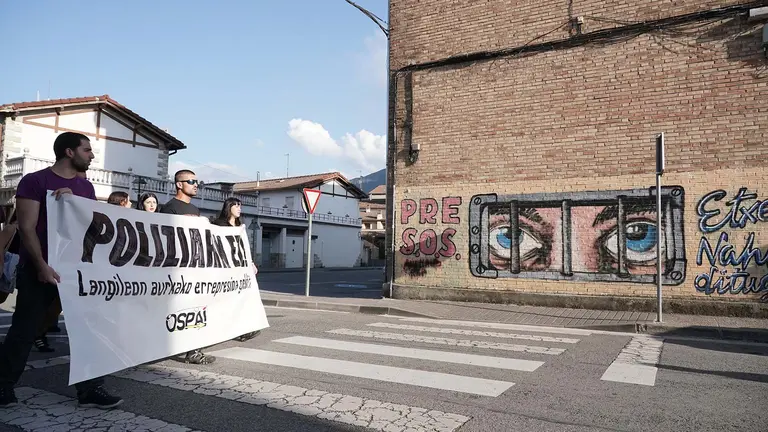 Varias personas se manifiestan en la celebraci&oacute;n de la &lsquo;Ospa Eguna&rsquo;, a 3 de septiembre de 2022, en Altsasu, Navarra, (Espa&ntilde;a). La Ospa Eguna, D&iacute;a de la partida, que se celebra desde 2011 tiene por objetivo reivindicar la expulsi&oacute;n de las fuerzas de seguridad espa&ntilde;olas de la villa y de todo el Pa&iacute;s Vasco. Despu&eacute;s de que el Partido Popular (PP) y Ciudadanos (Cs) exigieran esta semana al Gobierno que impidiera el acto, el ministro de Interior, Grande-Marlaska, descart&oacute; prohibirlo aludiendo al derecho de reuni&oacute;n. La asociaci&oacute;n profesional Justicia para la Guardia Civil (JUCIL) tambi&eacute;n presion&oacute; al Ministerio del Interior y a la Fiscal&iacute;a General del Estado para que "eviten la comisi&oacute;n de un delito de odio" proponiendo que se apliquen los "medios administrativos y judiciales necesarios" para la suspensi&oacute;n. La asociaci&oacute;n considera que la convocatoria "persigue como &uacute;nica finalidad la humillaci&oacute;n, el acoso y el ataque" hacia los guardias civiles y tambi&eacute;n las v&iacute;ctimas del terrorismo.
03 SEPTIEMBRE 2022;MANIFESTACI&Oacute;N;NAVARRA;GUARDIA CIVIL;PA&Iacute;S VASCO;TERRORISMO;FUERZAS DE SEGURIDAD;POL&Iacute;TICA;
I&ntilde;aki Berasaluce / Europa Press
(Foto de ARCHIVO)
03/9/2022