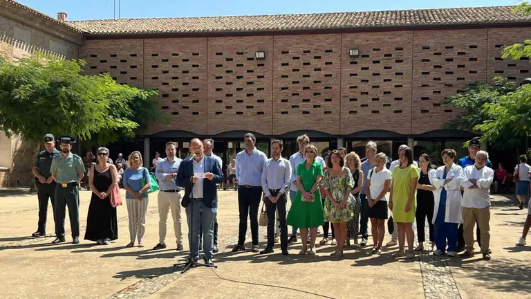 Miguel Aguirre, alcalde de Fitero, se dirige a los asistentes en la concentraci&oacute;n de repulsa por el intento de homicidio. CEDIDA