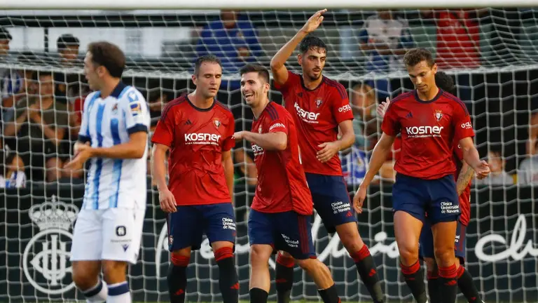 Los jugadores de Osasuna celebran su segundo gol, obra de Alejandro Catena , ante de la Real Sociedad, durante el partido amistoso disputado este viernes en Ir&uacute;n. EFE/ Juan Herrero