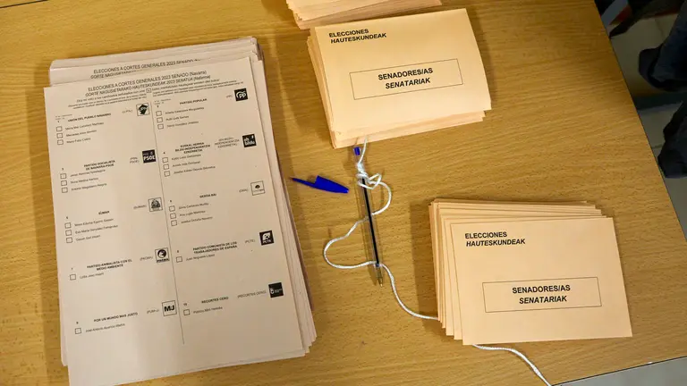 Inicio de la jornada electoral de las Elecciones Generales del 23J en el IES Plaza de la Cruz de Pamplona. I&Ntilde;IGO ALZUGARAY