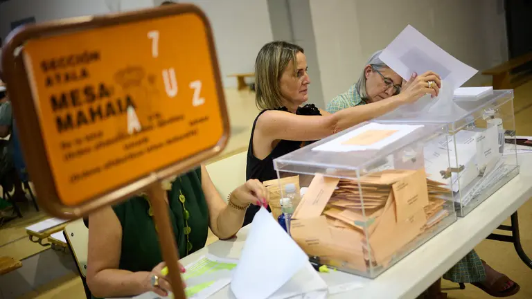 Recuento electoral en un colegio durante las Elecciones Generales del 23J. PABLO LASAOSA