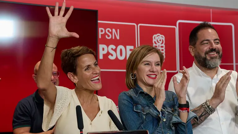 La secretaria del PSN de Navarra, Mar&iacute;a Chivite (i), acompa&ntilde;ada por la candidata Nuria Medina (2d), comparece en la sede de su partido en Pamplona tras conocerse los resultados en las elecciones generales celebradas hoy Domingo. EFE/I&ntilde;aki Porto.