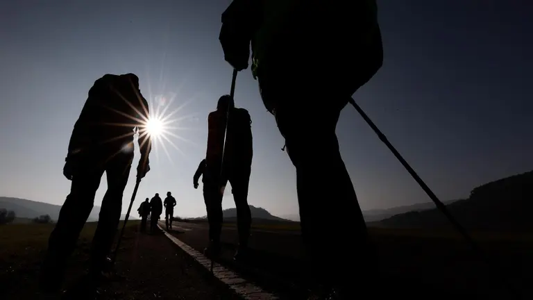 Miles de peregrinos participan este s&aacute;bado en la primera jornada de las Javieradas de 2023 en la que el sol y el fr&iacute;o han sido protagonistas durante su marcha. A primera hora las temperaturas eran bajas y en el alto de Loiti han podido coger algo m&aacute;s de fuerzas y calor con el caldo de pollo que se entrega en ese punto. A las 17:00 horas se celebrar&aacute; la misa de acogida al peregrino y este domingo a las 8:00 horas saldr&aacute; el V&iacute;a Crucis desde Sang&uuml;esa y a las 10:00 se celebrar&aacute; la misa ante el castillo. La Polic&iacute;a Foral y la Guardia Civil han desplegado sendos dispositivos de seguridad que hasta el momento no han registrado incidencias. EFE/ Jes&uacute;s Diges