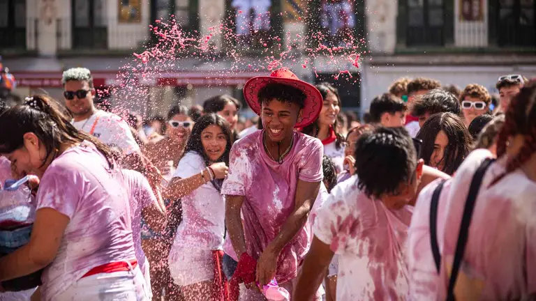 Inicio de las fiestas de Tudela de 2023 con el cohete lanzado por Jes&uacute;s Marquina desde el balc&oacute;n de la plaza de los Fueros. JASMINA AHMETSPAHIC