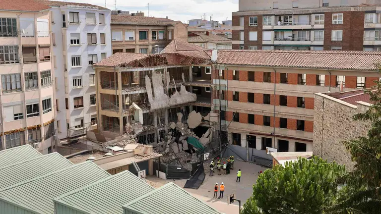 El edificio del colegio Adoratrices de Logro&ntilde;o se ha venido abajo. EFE/Raquel Manzanares