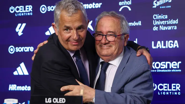 El presidente del Club Atl&eacute;tico Osasuna, Luis Sabalza (d), y el director general del club navarro, Fran Canal, se abrazan durante la rueda de prensa que han ofrecido este martes en el estadio de El Sadar tras confirmar que Osasuna jugar&aacute; la Liga Conferencia 2023-2023 despu&eacute;s de que haya finalizado el procedimiento ante el Tribunal de Arbitraje Deportivo (TAS) y de que la UEFA le haya considerado apto para participar en la competici&oacute;n. EFE/ Villar L&oacute;pez