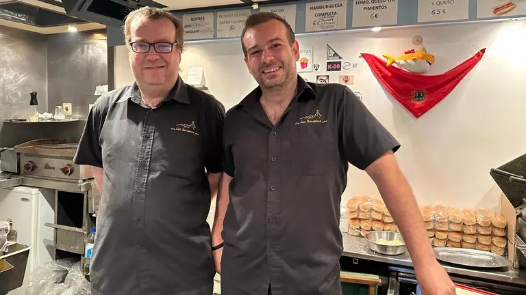 Los hermanos Andoni y Jes&uacute;s Provenza Chico en su puesto del Txiringuito Las Bardenas en el que atienden a los clientes de los distintos pueblos de Navarra a los que acuden en fiestas. NAVARRA.COM