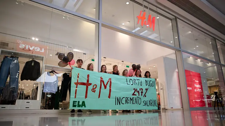 Concentraci&oacute;n de las trabajadoras de la tienda de H&M en La Morea para informar de las &uacute;ltimas novedades sobre su "conflicto laboral". PABLO LASAOSA