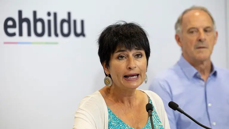 La portavoz de EH Bildu, Laura Aznal, durante la rueda de prensa que ha ofrecido este martes en Pamplona en donde ha afirmado que, tras el aviso ayer de Geroa Bai de que las negociaciones est&aacute;n encalladas y su invitaci&oacute;n a PSN a buscar en EH Bildu posibles apoyos para la investidura de Mar&iacute;a Chivite, los parlamentarios forales de EH Bildu se muestran "dispuestos" a hablar "con todas las fuerzas progresistas" para "desbloquear" la situaci&oacute;n de las conversaciones entre PSN, Geroa Bai y Contigo Zurekin para un pacto de Gobierno. EFE/ Villar L&oacute;pez