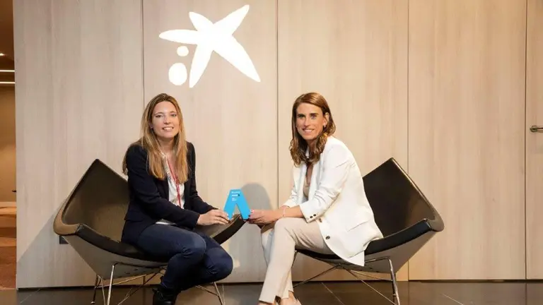 Isabel Moreno (derecha), Directora Territorial del Ebro, entrega el galard&oacute;n a Elena Moreno Senosiain (izquierda). CAIXABANK