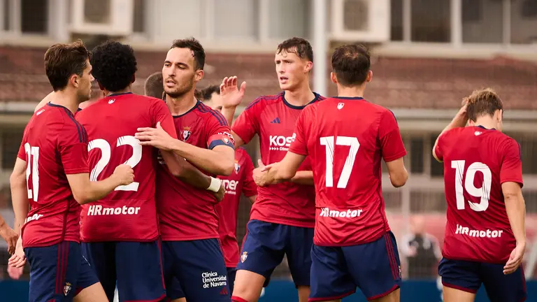 Osasuna se enfrenta al Alav&eacute;s durante un partido de pretemporada 23-24 en Tajonar. PABLO LASAOSA