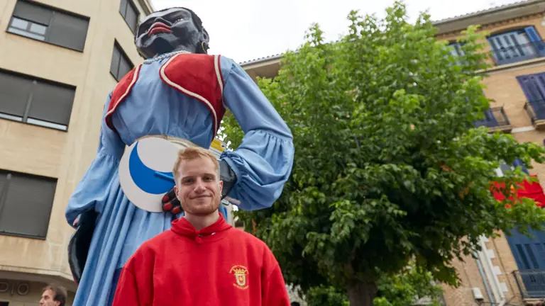 Raúl Amatriain en la salida de la Comparsa de Gigantes y Cabezudos en el primer día de las Fiestas de Estella 2023. IÑIGO ALZUGARAY