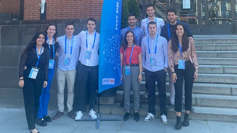 De izquierda a derecha, Naiara Go&ntilde;i, Ane P&eacute;rez, Ibai Urtasun, Iker Ora&aacute;, Leyre Rosado, &Aacute;lvaro Iribarren, Elisa Irujo (delante), Javier Samanes, I&ntilde;aki Lalinde y Alberto Berrueta (detr&aacute;s). UPNA