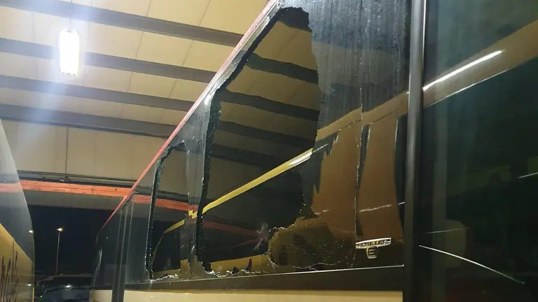 Fotograf&iacute;a de las ventanillas apedreadas del autob&uacute;s. CEDIDA