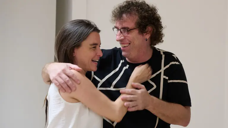 Los representantes de Contigo Zurekin Bego&ntilde;a Alfaro (i) e I&ntilde;igo Rudi salen de la reuni&oacute;n donde han llegado a un acuerdo para conformar Gobierno, este lunes en Iru&ntilde;a. PSN, Geroa Bai y Contigo Zurekin han llegado esta noche a un acuerdo para, a falta de algunos detalles que se cerrar&aacute;n este martes, repetir juntos un Gobierno tripartito en Navarra presidido por la socialista Mar&iacute;a Chivite, con lo que esta se asegura 21 de los 50 esca&ntilde;os del Parlamento foral. EFE/I&ntilde;aki Porto