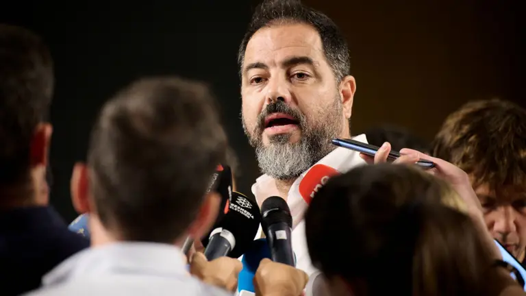 El portavoz de PSN-PSOE, Ram&oacute;n Alz&oacute;rriz, atiende a la prensa tras la reuni&oacute;n donde han llegado a un acuerdo para conformar Gobierno, este lunes en Pamplona. PSN, Geroa Bai y Contigo Zurekin han llegado esta noche a un acuerdo para, a falta de algunos detalles que se cerrar&aacute;n este martes, repetir juntos un Gobierno tripartito en Navarra presidido por la socialista Mar&iacute;a Chivite, con lo que esta se asegura 21 de los 50 esca&ntilde;os del Parlamento foral. EFE/I&ntilde;aki Porto