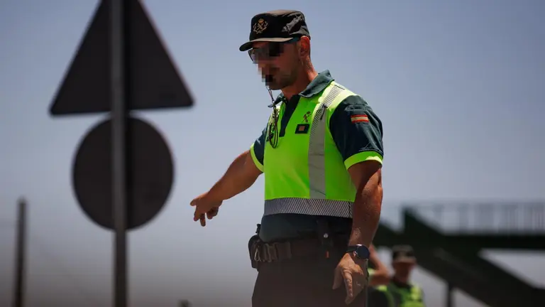 Imagen de archivo de un agente de la Guardia Civil durante un control - Alejandro Mart&iacute;nez V&eacute;lez - Europa Press - Archivo