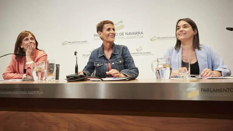 Uxue Barkos, l&iacute;der de Geroa Bai, Mar&iacute;a Chivite, secretaria general del PSN, y Bego&ntilde;a Alfaro, portavoz de Contigo Navarra, en la firma del acuerdo para la formaci&oacute;n de Gobierno en Navarra. - EDUARDO SANZ-EUROPA PRESS