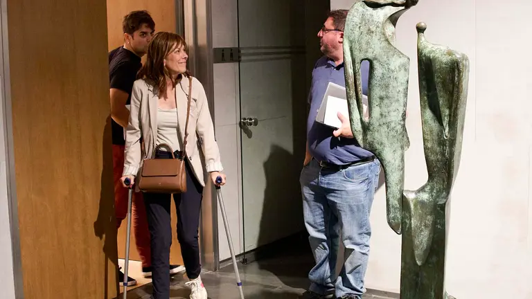 Representantes de Geroa Bai con Uxue Barkos a la cabeza (i) salen de la reuni&oacute;n donde han llegado a un acuerdo para conformar Gobierno, este lunes en Iru&ntilde;a. PSN, Geroa Bai y Contigo Zurekin han llegado esta noche a un acuerdo para, a falta de algunos detalles que se cerrar&aacute;n este martes, repetir juntos un Gobierno tripartito en Navarra presidido por la socialista Mar&iacute;a Chivite, con lo que esta se asegura 21 de los 50 esca&ntilde;os del Parlamento foral. EFE/I&ntilde;aki Porto