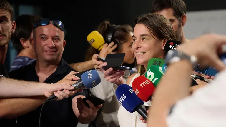 La portavoz de Contigo Navarra, Bego&ntilde;a Alfaro, atiende a la prensa tras la reuni&oacute;n donde han llegado a un acuerdo para conformar Gobierno, este lunes en Pamplona. PSN, Geroa Bai y Contigo Zurekin han llegado esta noche a un acuerdo para, a falta de algunos detalles que se cerrar&aacute;n este martes, repetir juntos un Gobierno tripartito en Navarra presidido por la socialista Mar&iacute;a Chivite, con lo que esta se asegura 21 de los 50 esca&ntilde;os del Parlamento foral. EFE/I&ntilde;aki Porto